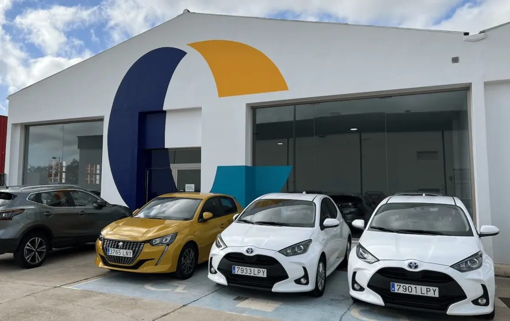 Exposición de coches de ocasión en Carrer de Bajolí, 11