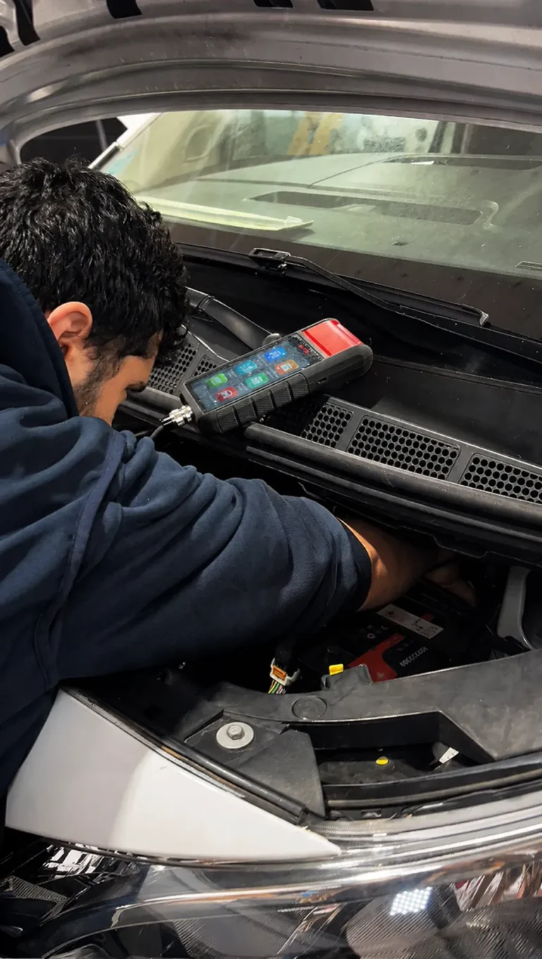 Mecánico de Carreras Center haciendo una diagnosis del coche